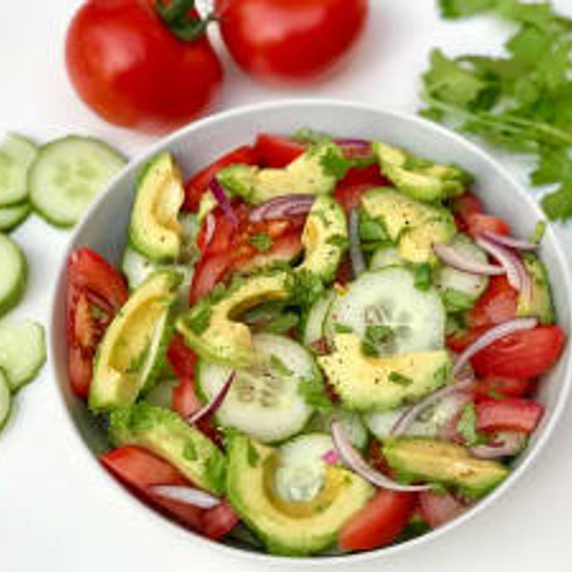 Ensalada de Pepino, Aguacate y Tomate