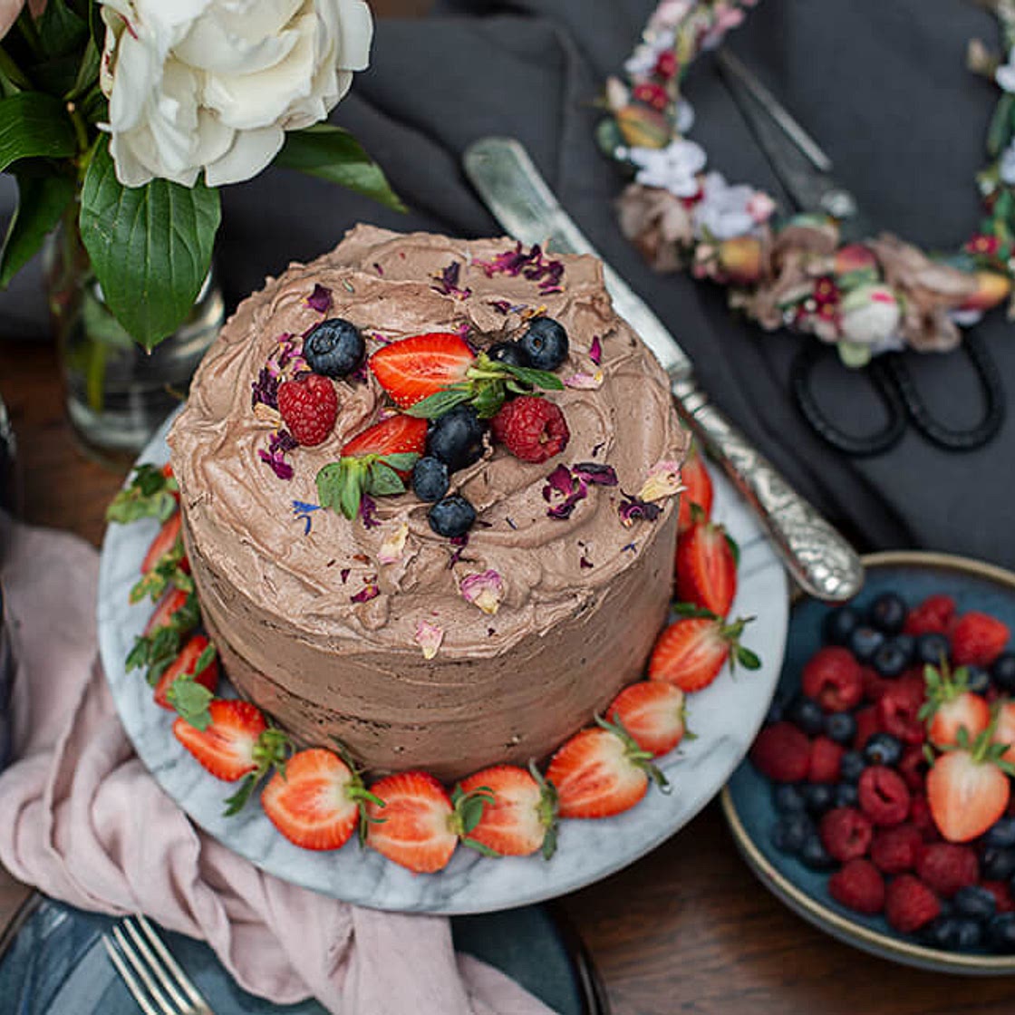 Milka Haselnusscreme Torte mit Beeren