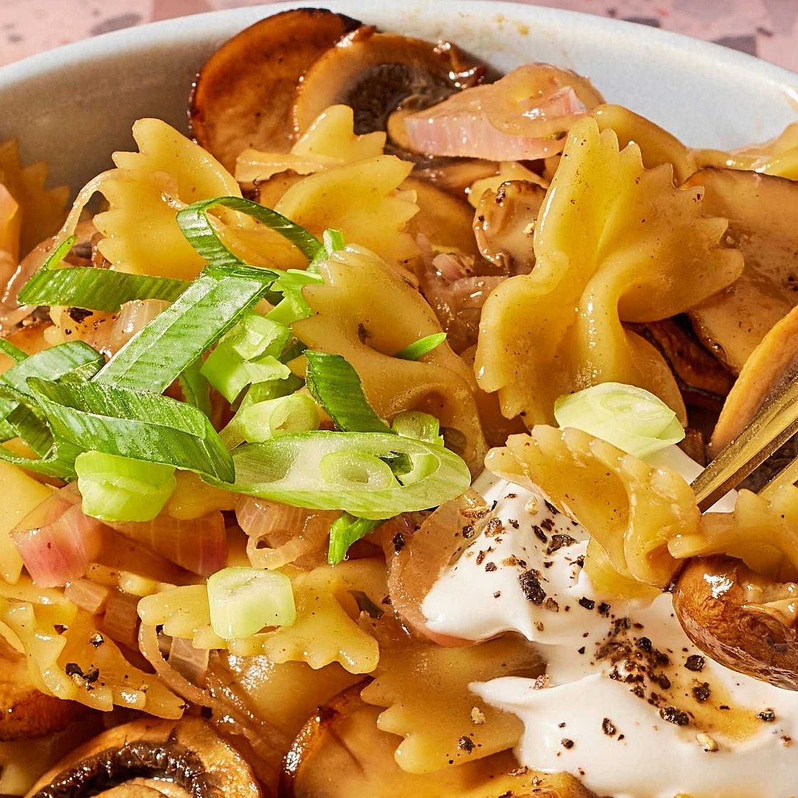 Farfalle cipolle e funghi