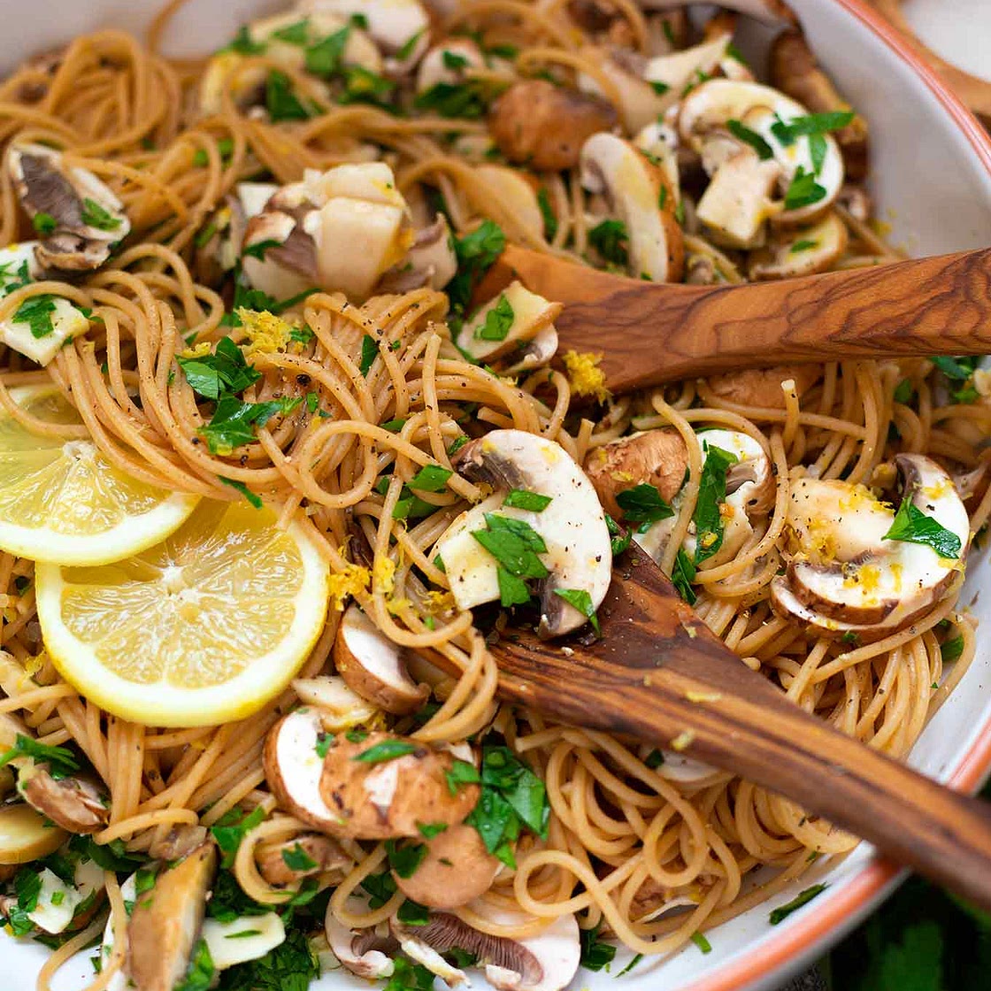 Spaghetti mit Zitronen und Champignons