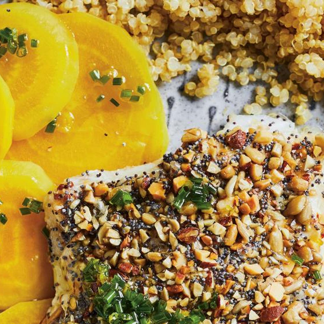 Poisson en croûte de noix, betteraves jaunes minute et huile de ciboulette