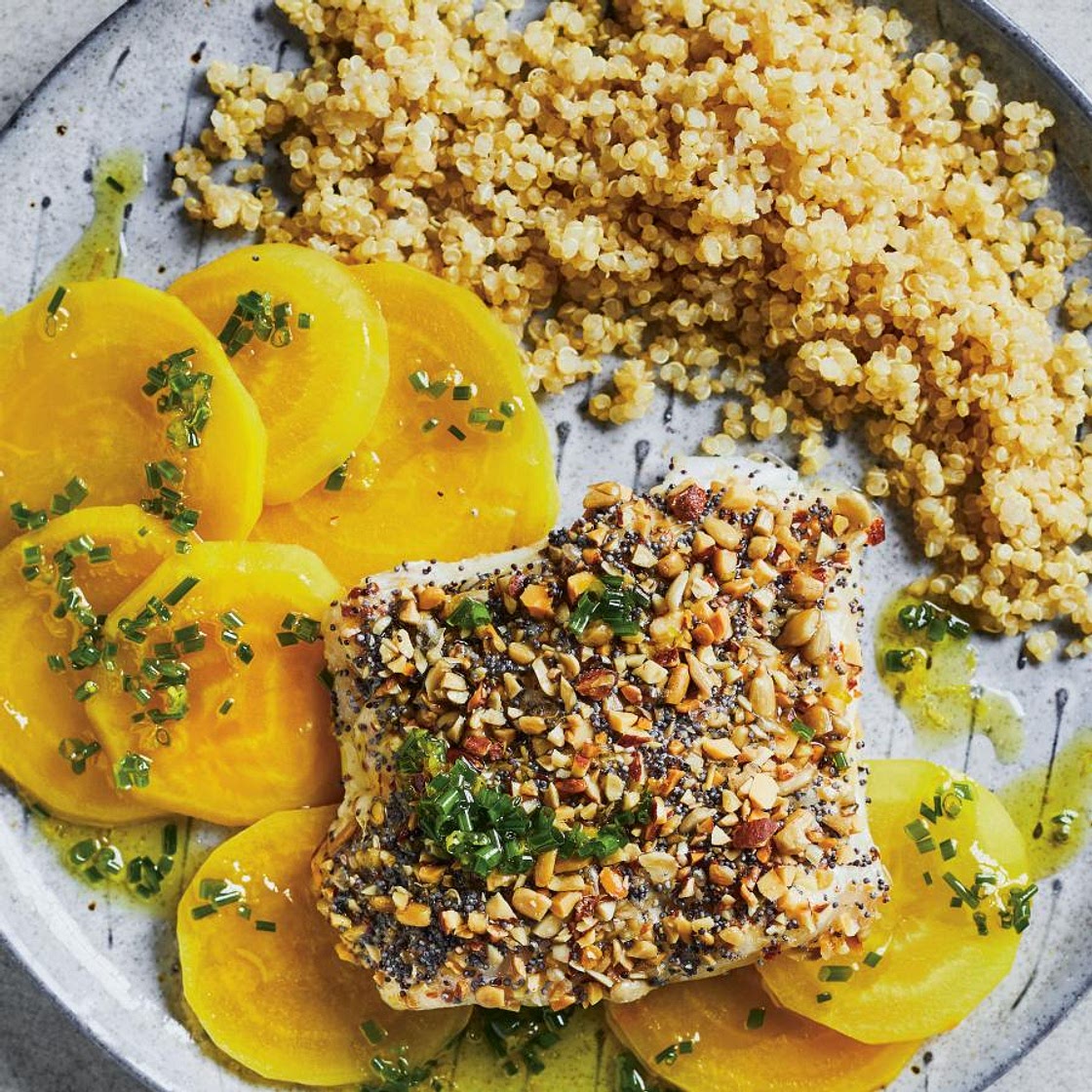 Poisson en croûte de noix, betteraves jaunes minute et huile de ciboulette