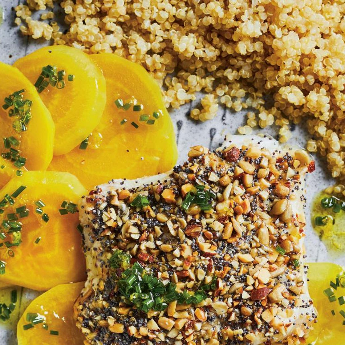 Poisson en croûte de noix, betteraves jaunes minute et huile de ciboulette