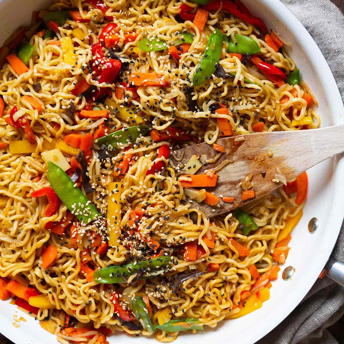Schnelle Asia-Nudelpfanne mit Gemüse (5 Zutaten!)