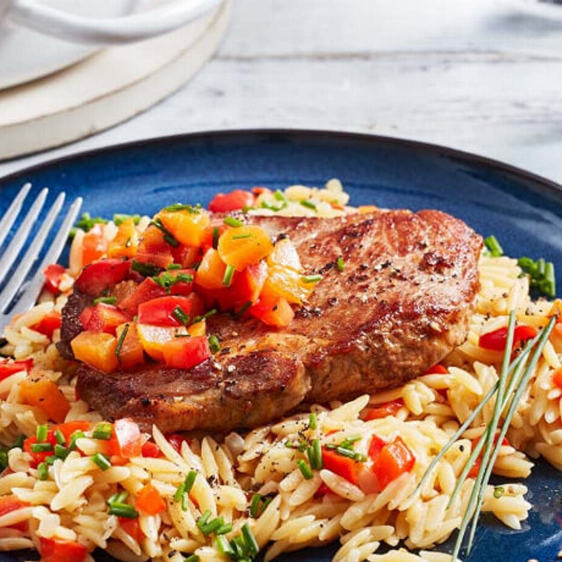 Gebratene Nackensteaks mit Paprikakritharaki