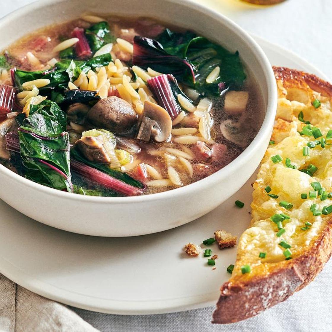 Soupe-repas à la bette à carde, à l’orzo, aux champignons et à la pancetta