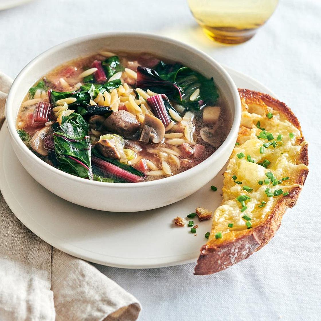 Soupe-repas à la bette à carde, à l’orzo, aux champignons et à la pancetta