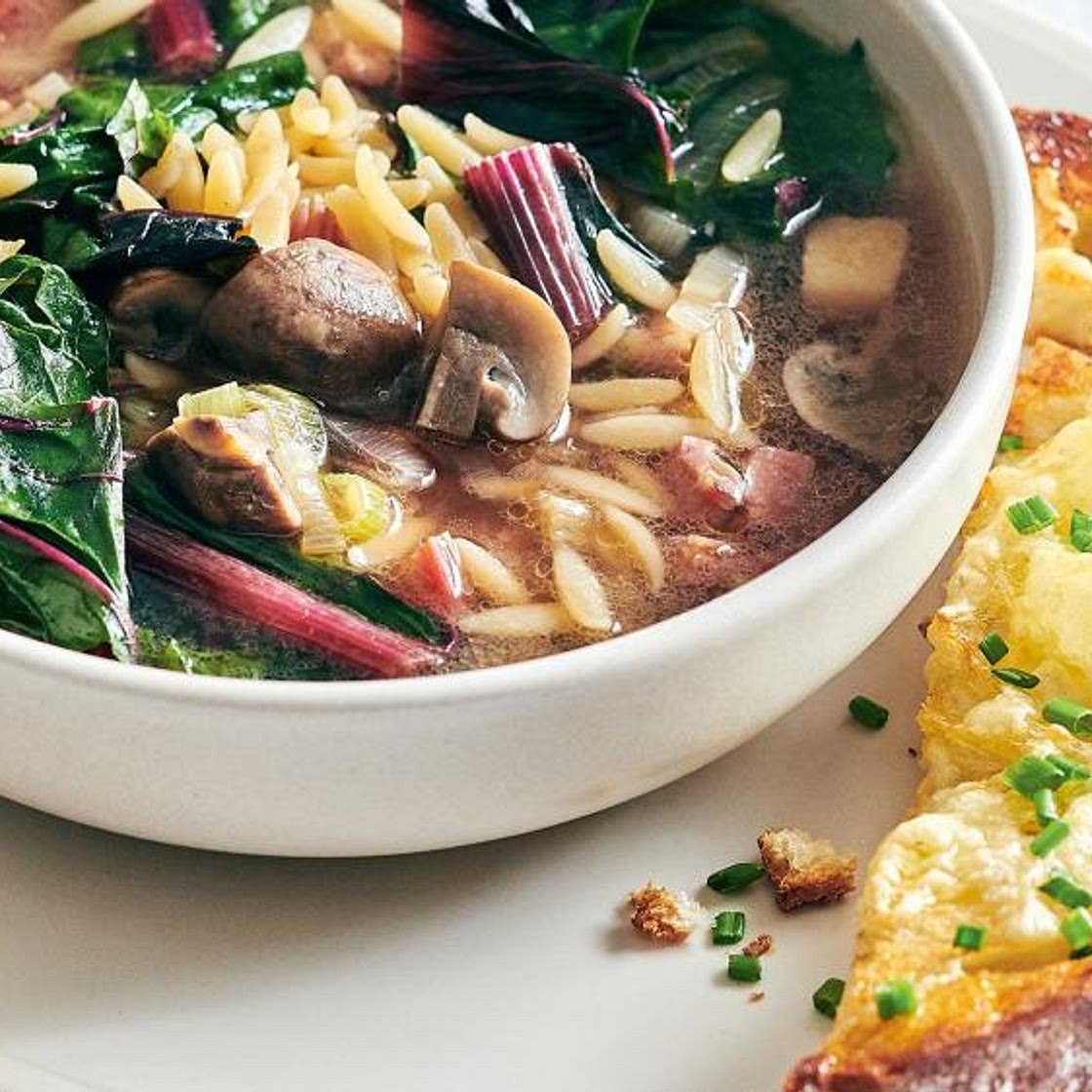 Soupe-repas à la bette à carde, à l’orzo, aux champignons et à la pancetta