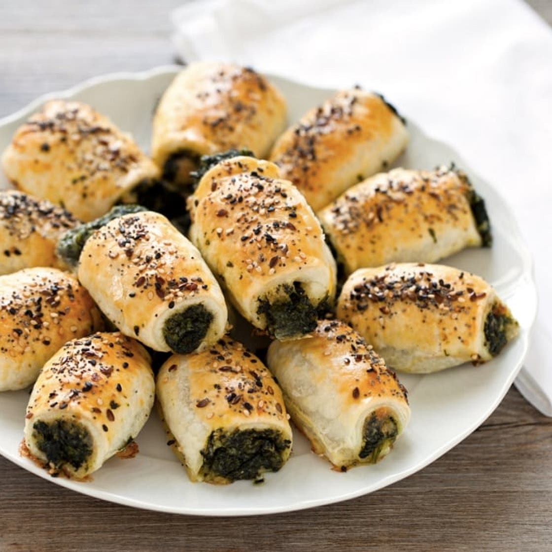 Rustici con pasta sfoglia, spinaci e mozzarella