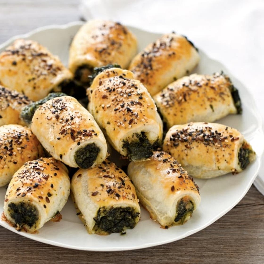 Rustici con pasta sfoglia, spinaci e mozzarella