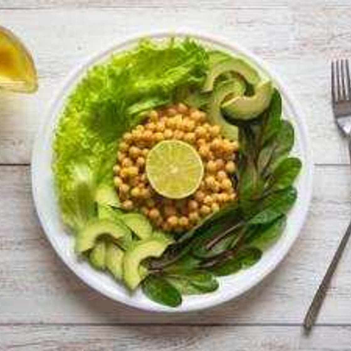 Wrap de garbanzos y aguacate en hojas de lechuga