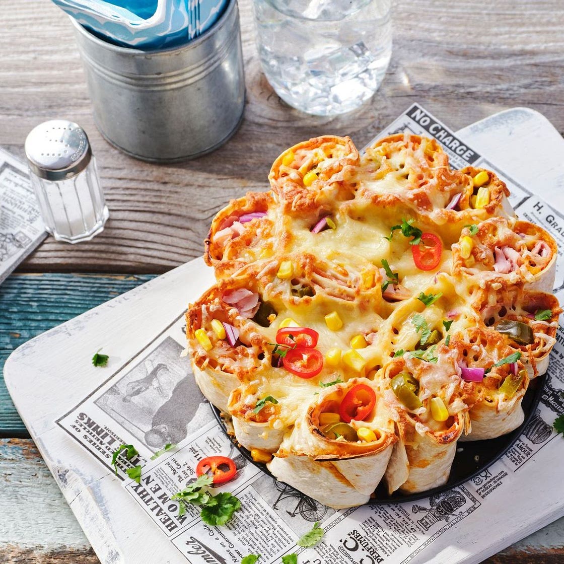 Feurige Tortilla-Torte mit überbackenem Käse