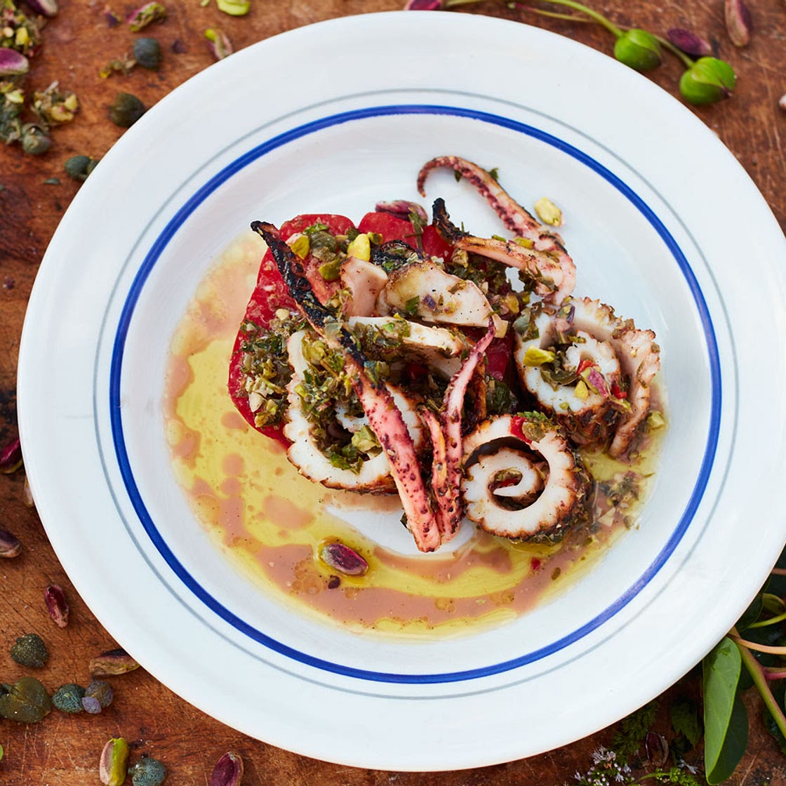 Ensalada de calamar asado (Grilled squid salad)