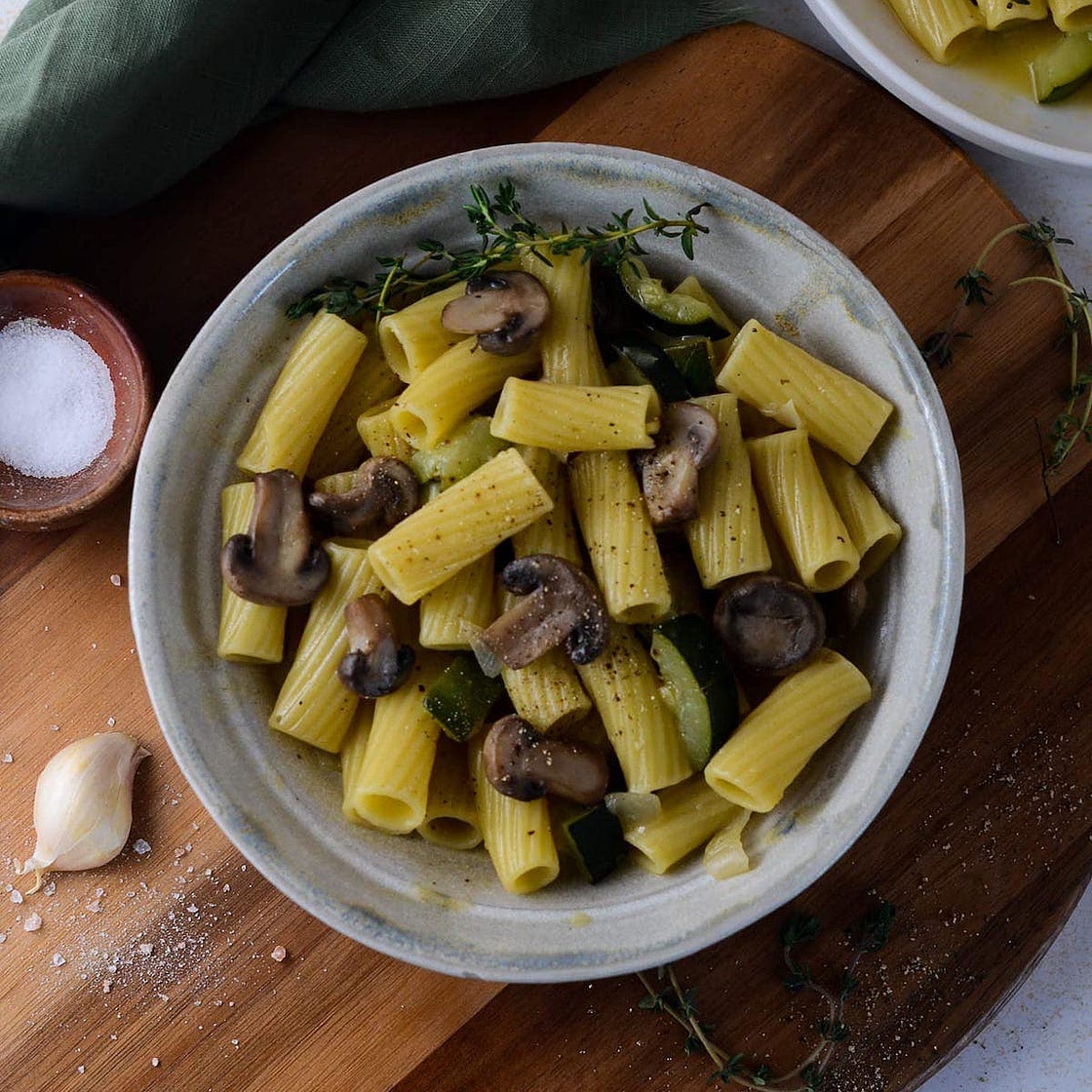 One Pot Zucchini Mushroom Pasta (Vegan, 20 Minutes)