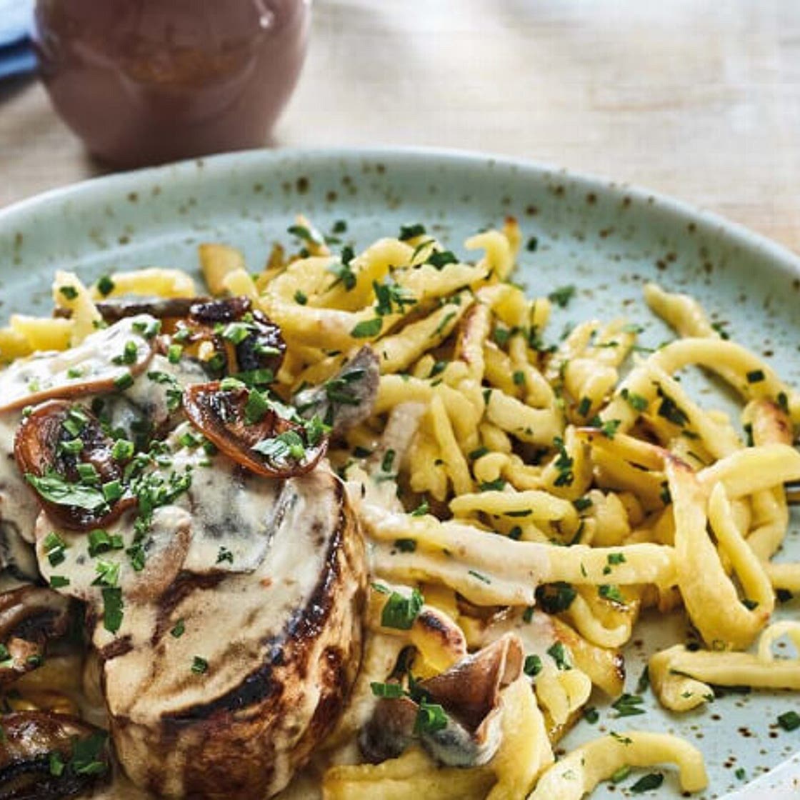 Schweinefiletmedaillons mit Pilzrahmsauce und Kräuterspätzle