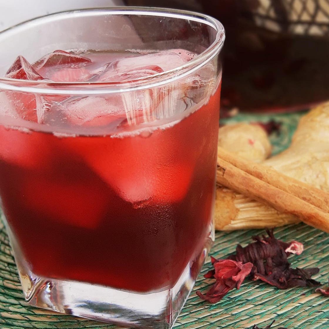 Agua de Jamaica con canela y jengibre