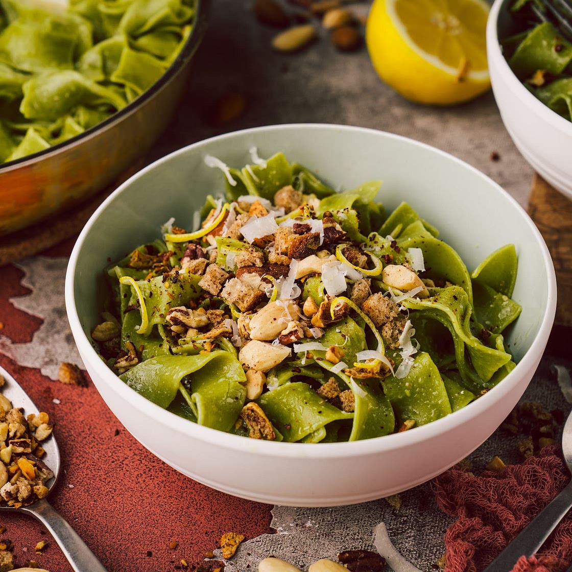 Grüne Bandnudeln in Zitronenbutter mit Nuss-Brot-Crunch