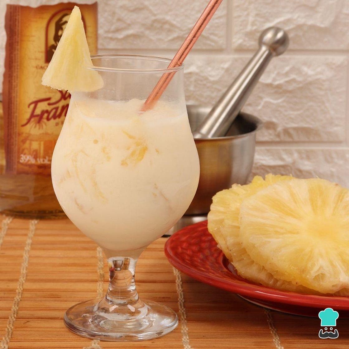 Caipirinha de abacaxi com leite condensado