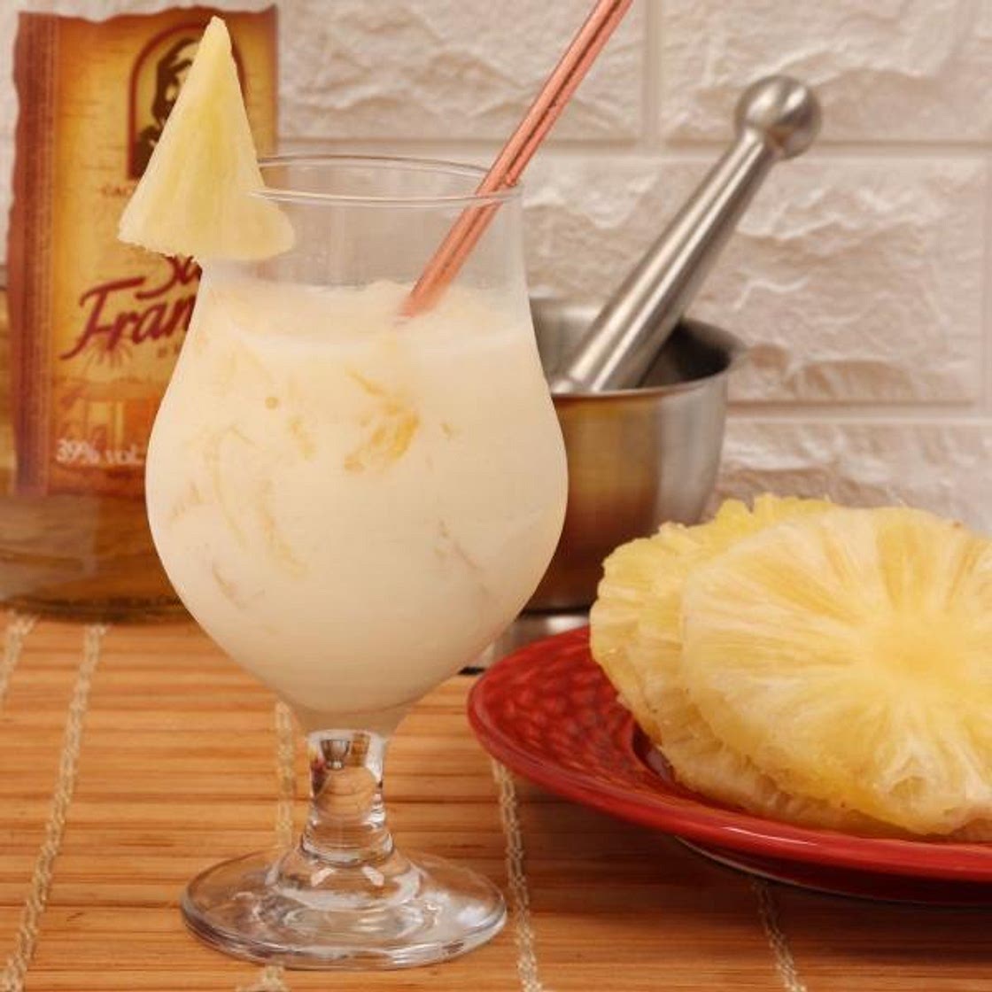 Caipirinha de abacaxi com leite condensado