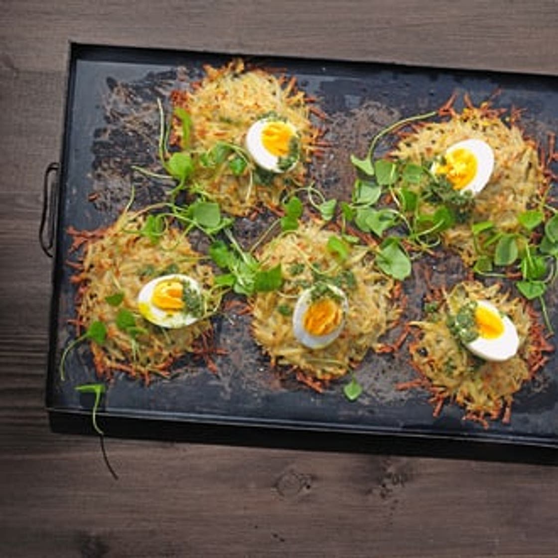 Ofenrösti mit Ei und Salsa verde