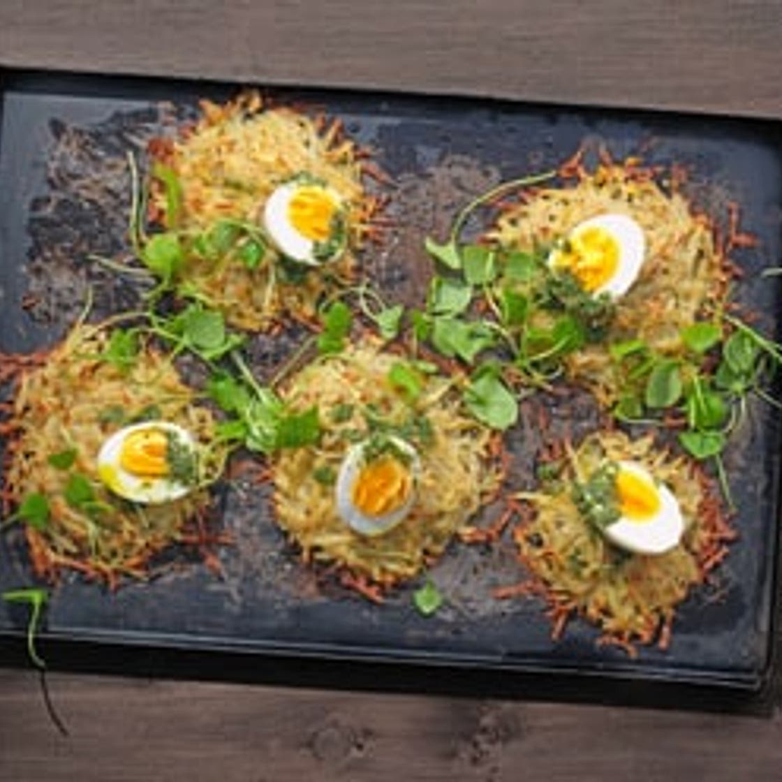 Ofenrösti mit Ei und Salsa verde