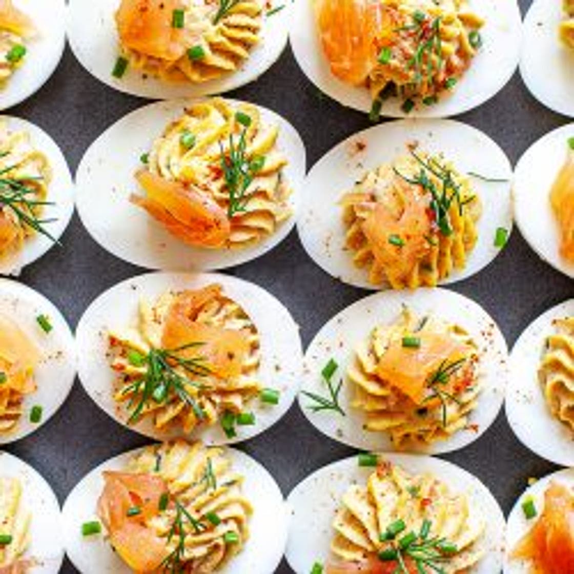 Oeuf mimosa ("deviled egg") au saumon, aneth et fromage à la crème