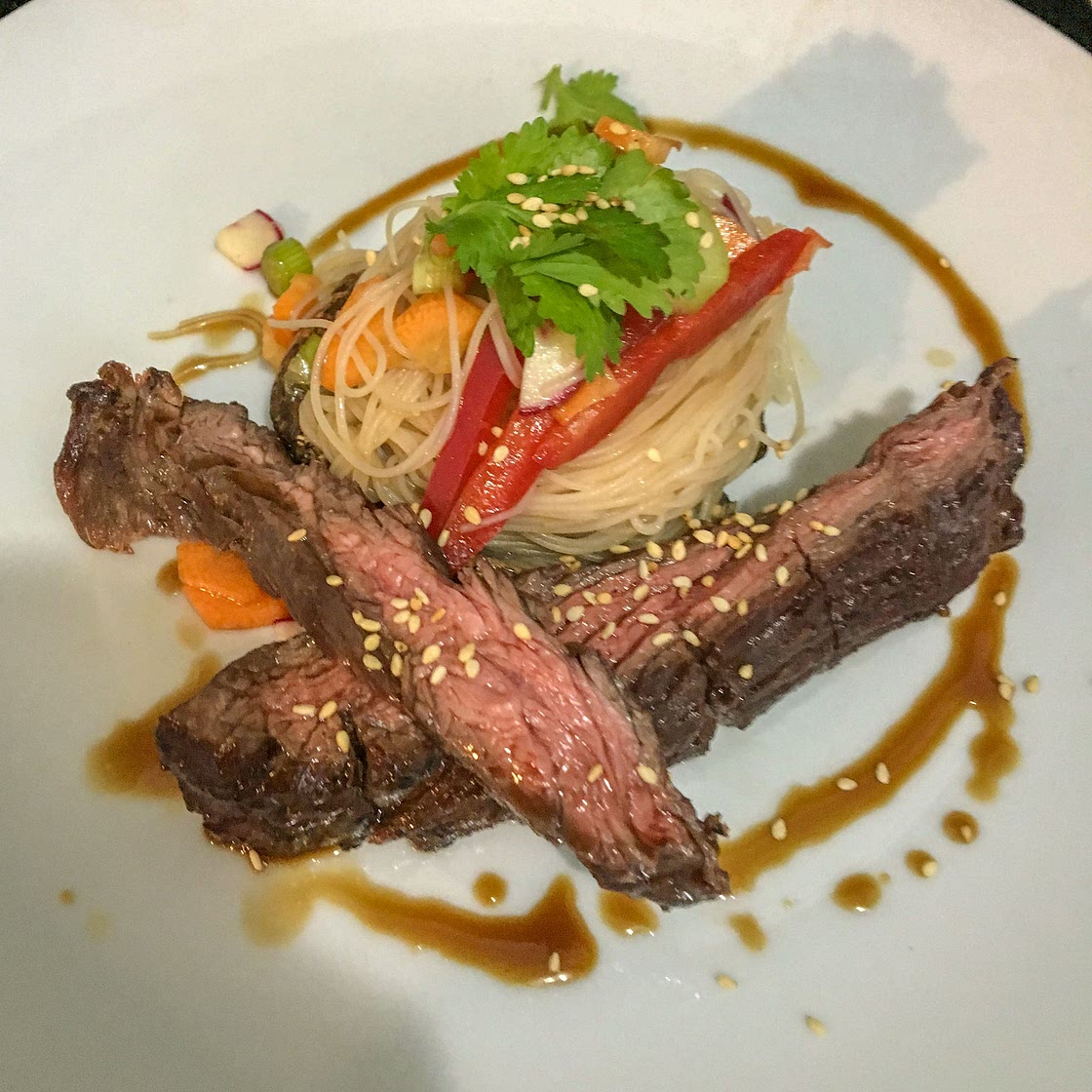 Salade de champignons portobello et boeuf grillé au sésame