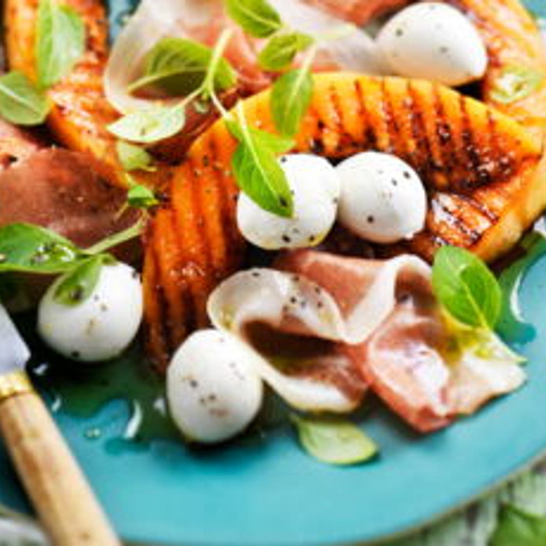 Salade de melon grillé au jambon serrano, mozzarella et basilic