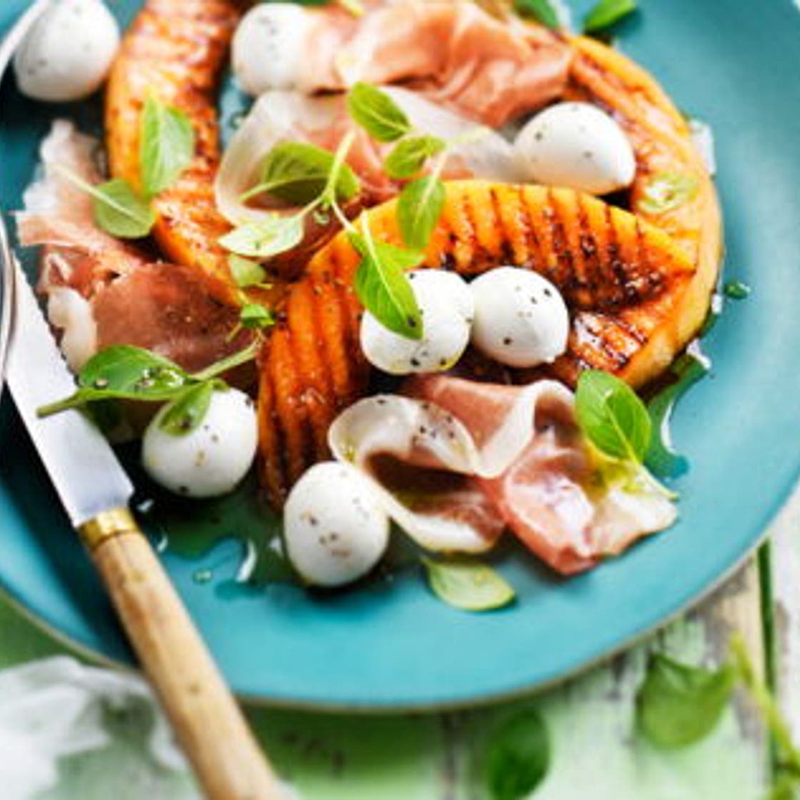 Salade de melon grillé au jambon serrano, mozzarella et basilic