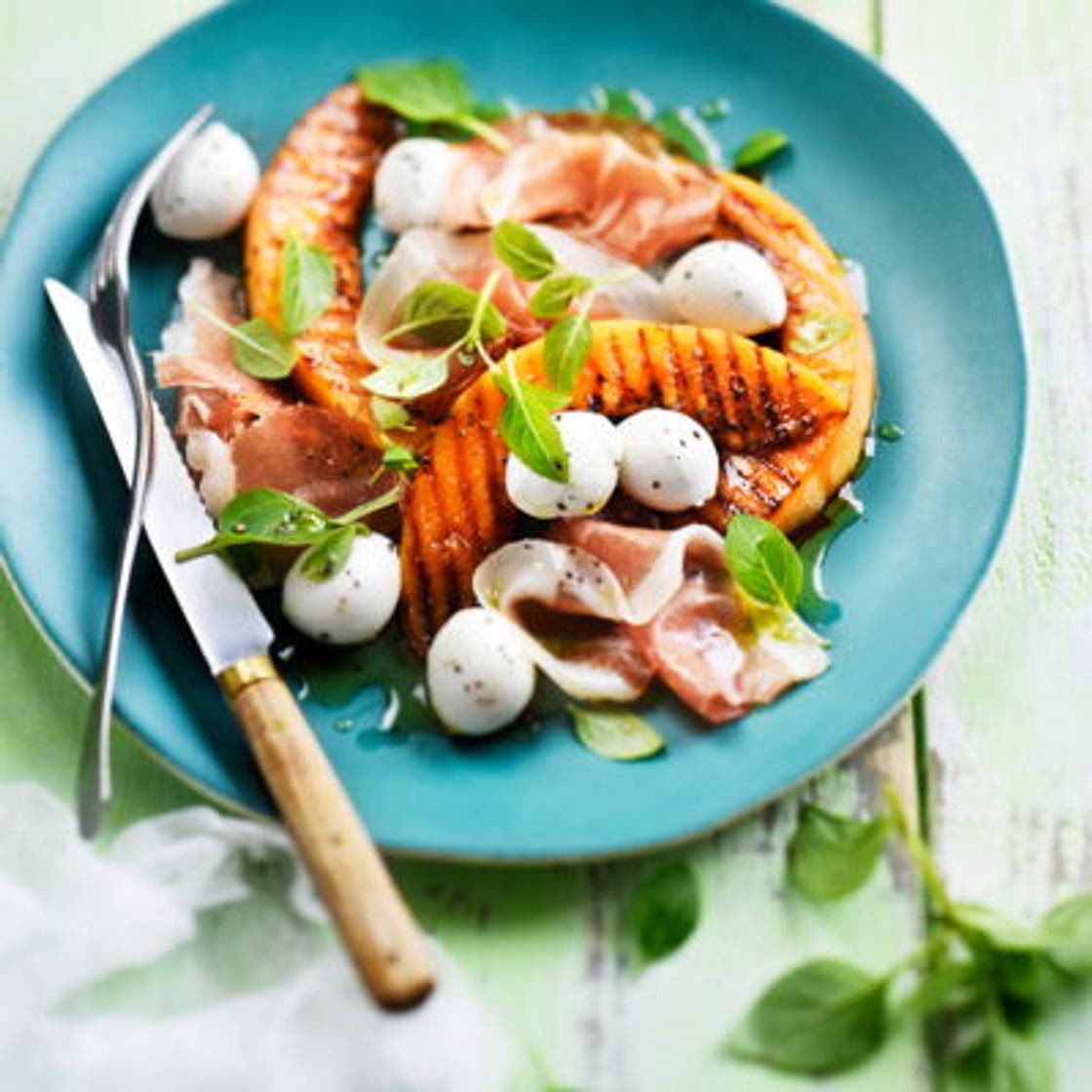 Salade de melon grillé au jambon serrano, mozzarella et basilic
