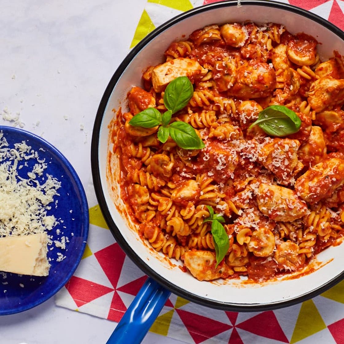 Creamy Roasted Red Pepper & Chicken Pasta | Slimming & Weight Watchers Friendly