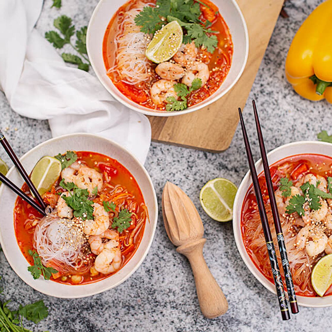 Scharfe Thai Asia Sommersuppe mit Garnelen