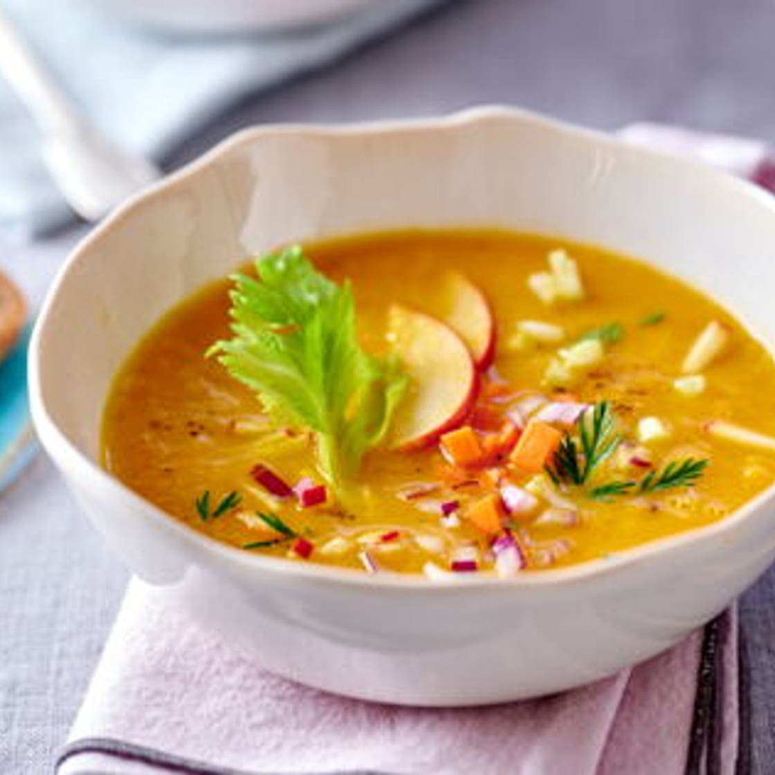 Soupe de céleri, pomme, carotte au gingembre