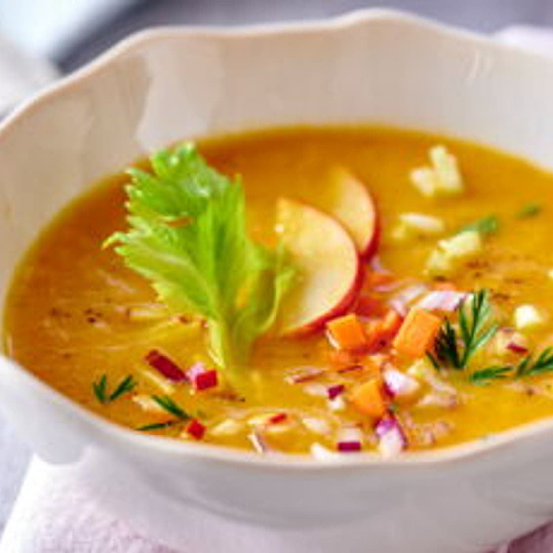 Soupe de céleri, pomme, carotte au gingembre