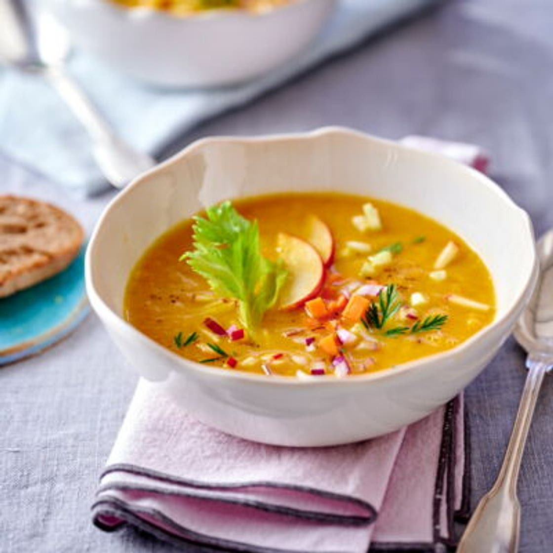 Soupe de céleri, pomme, carotte au gingembre