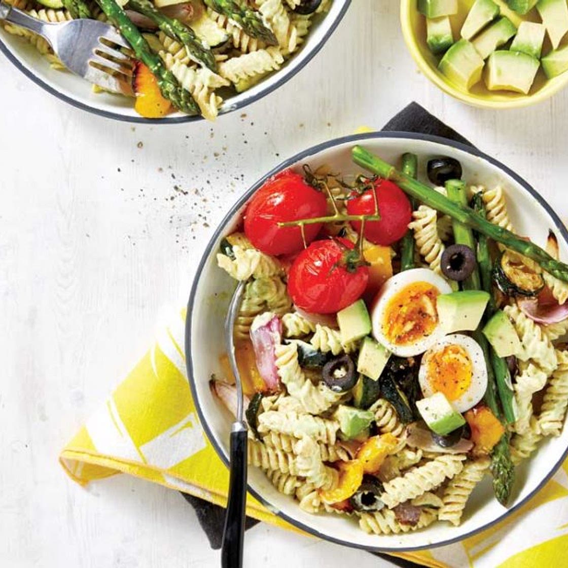 Creamy avocado and roasted vegetable pasta salad