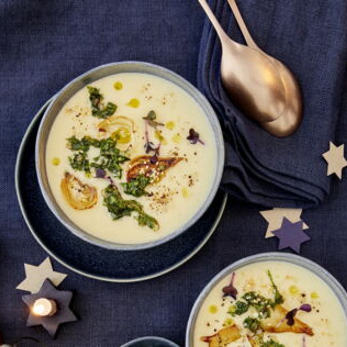 Velouté de céleri-branche, tahini, feuilles en salsa