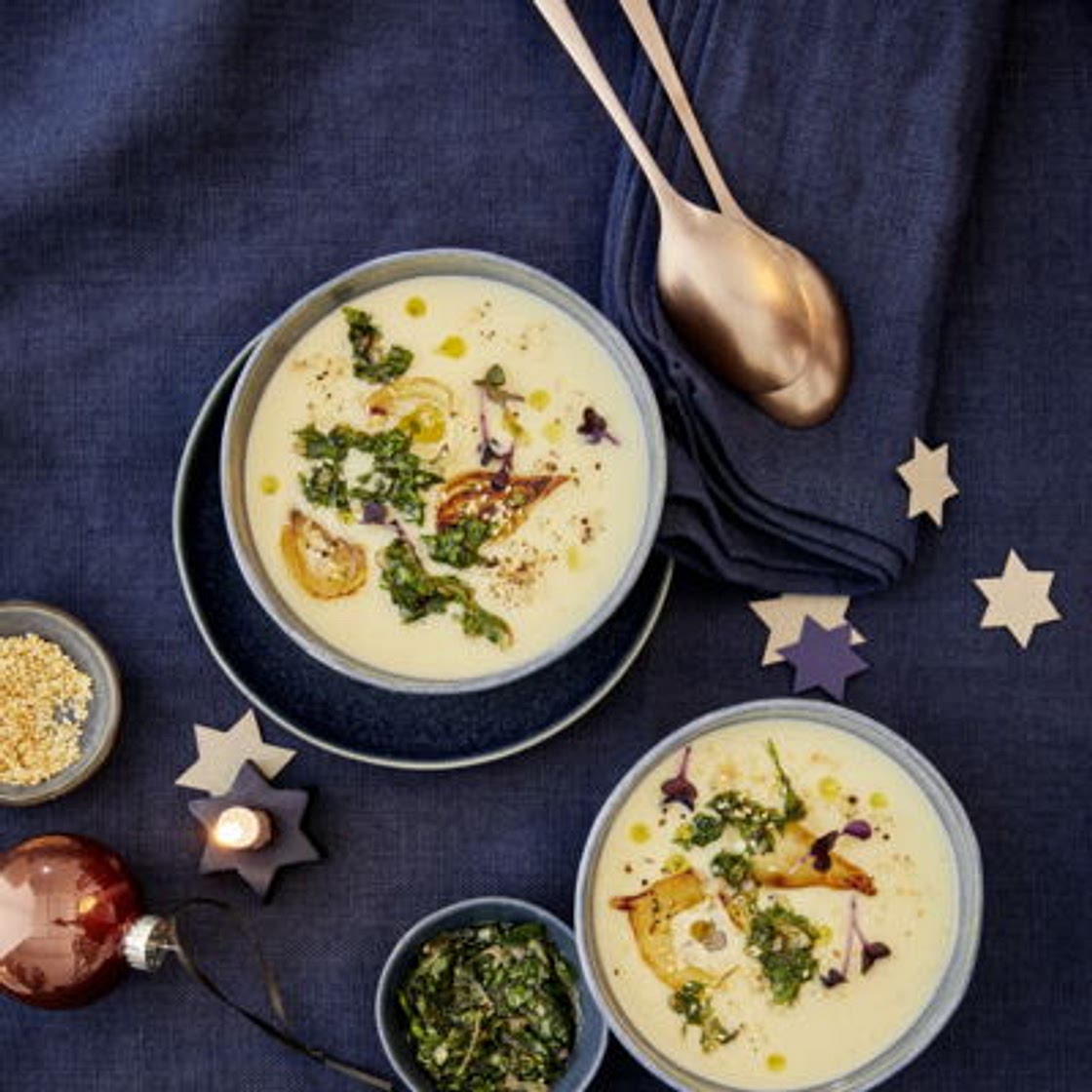 Velouté de céleri-branche, tahini, feuilles en salsa