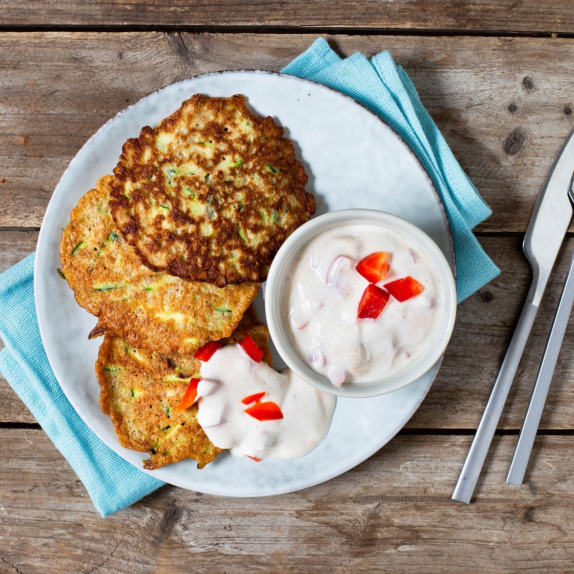 Zucchini-Pancakes mit Paprika-Joghurt-Dip