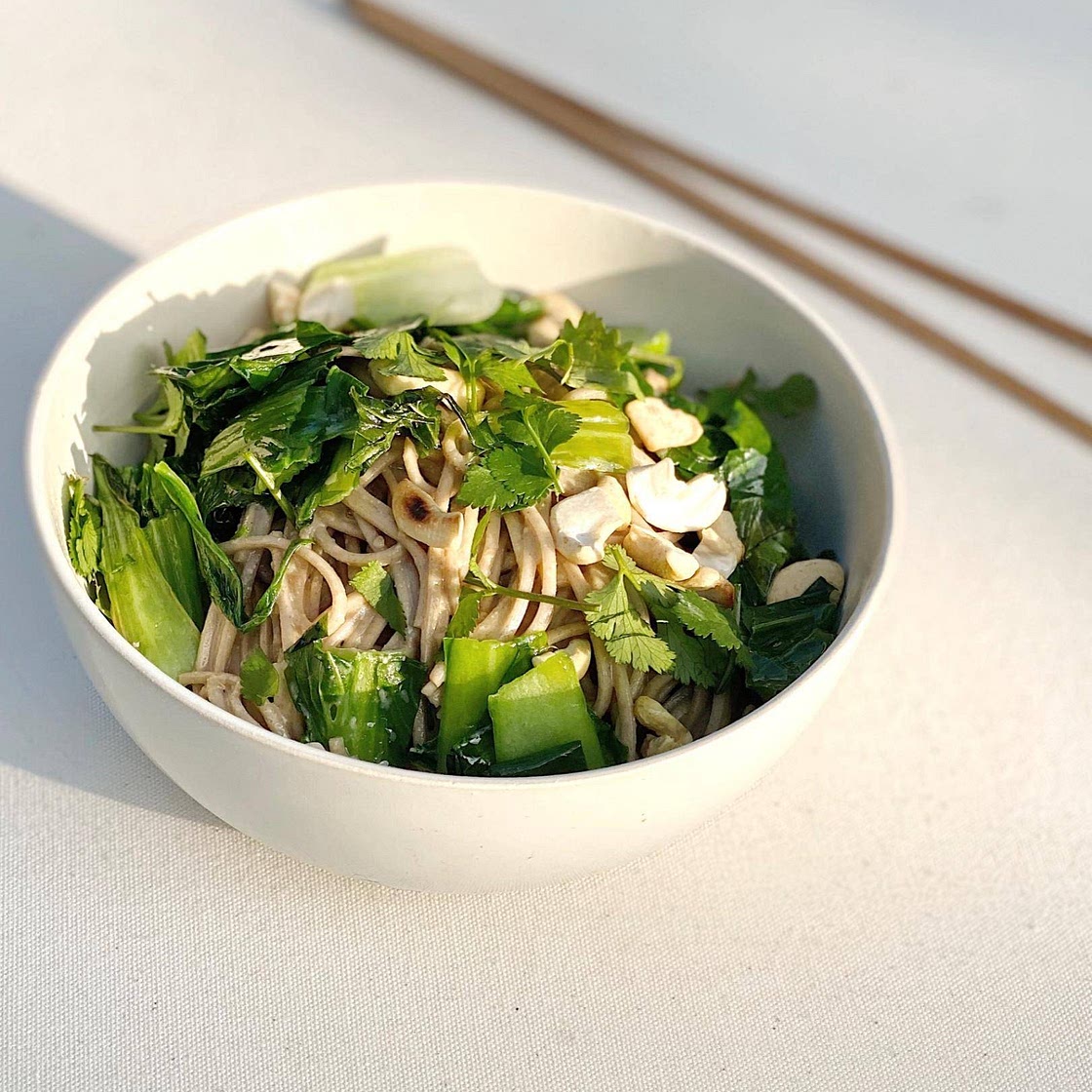 Schnelle Soba Nudeln mit Cashew-Kokos-Sauce und Pak Choi
