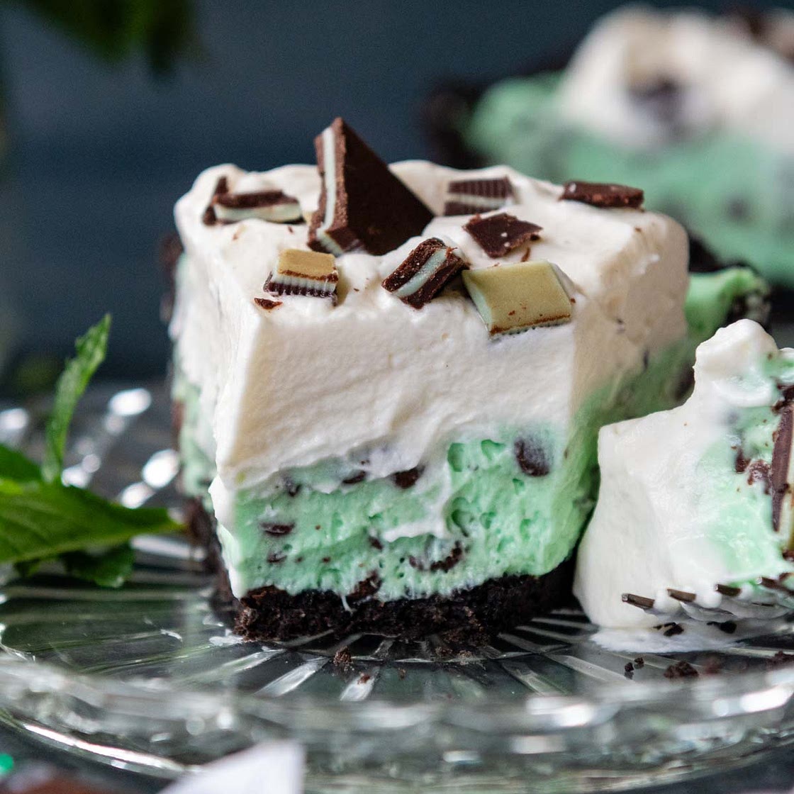 Creamy Mint Pie with Chocolate (So Easy!)