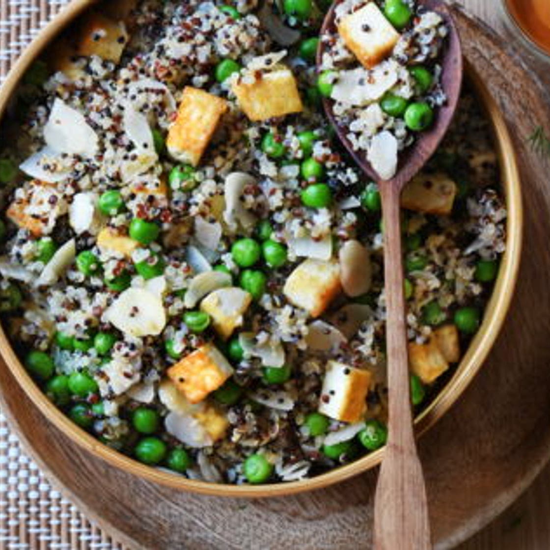 Poêlée de quinoa amandes petits pois et tofu
