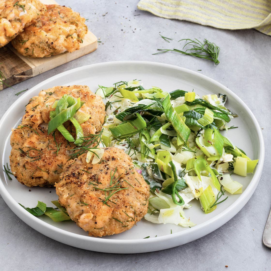Lachsfrikadellen auf Lauchgemüse