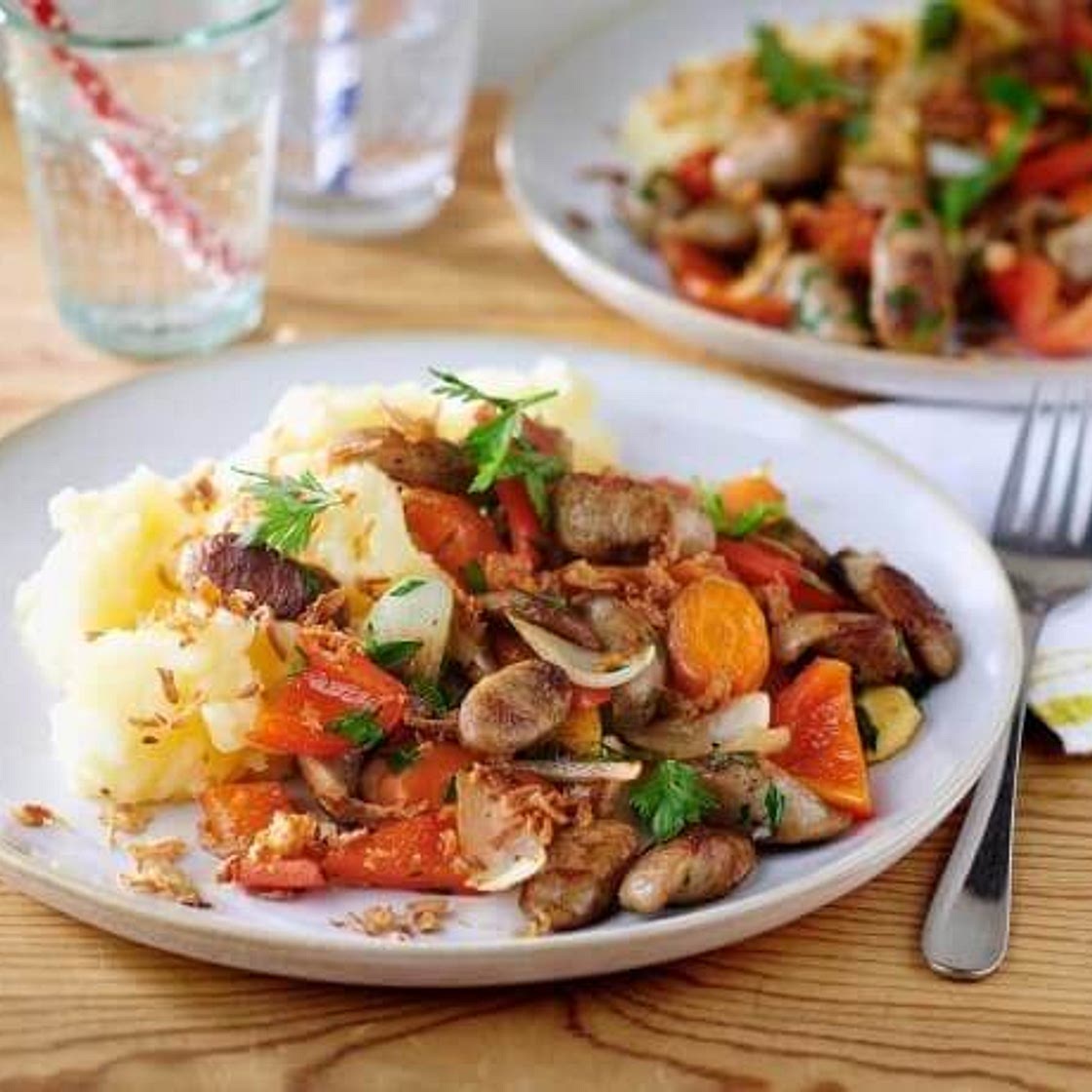 Bratwurst-Gemüse-Pfanne mit Kartoffelpüree
