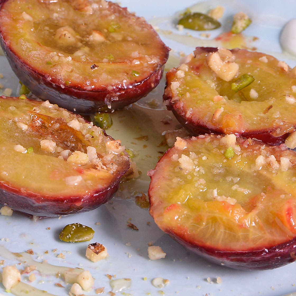 Ciruelas con frutos secos y yogurt