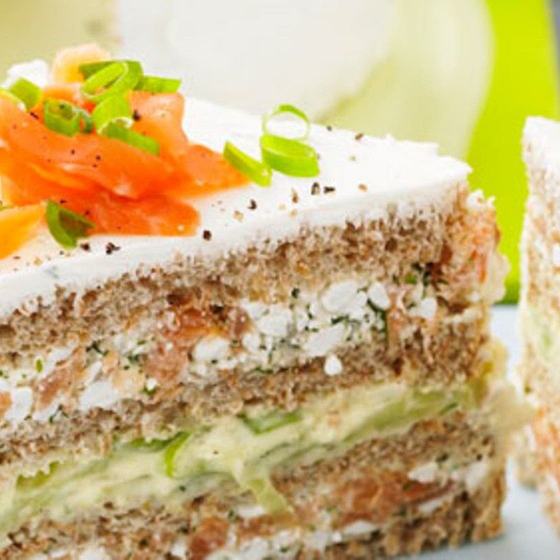 Smörgastarta mit Lachs und Gurke