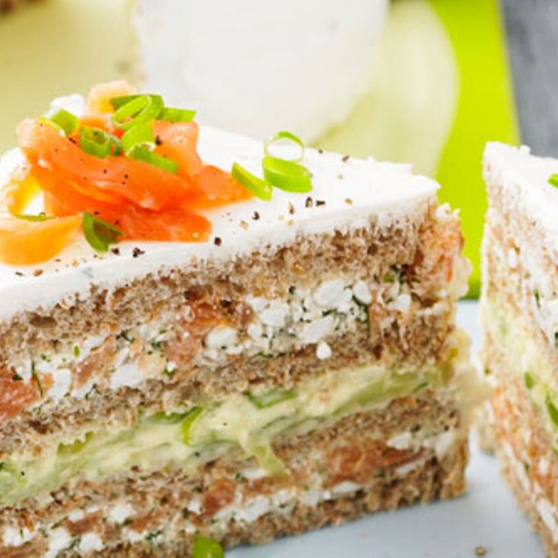 Smörgastarta mit Lachs und Gurke