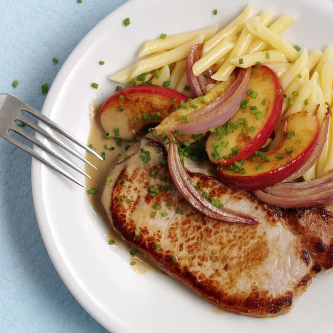 Schweinssteaks mit Apfelsauce und Magronen