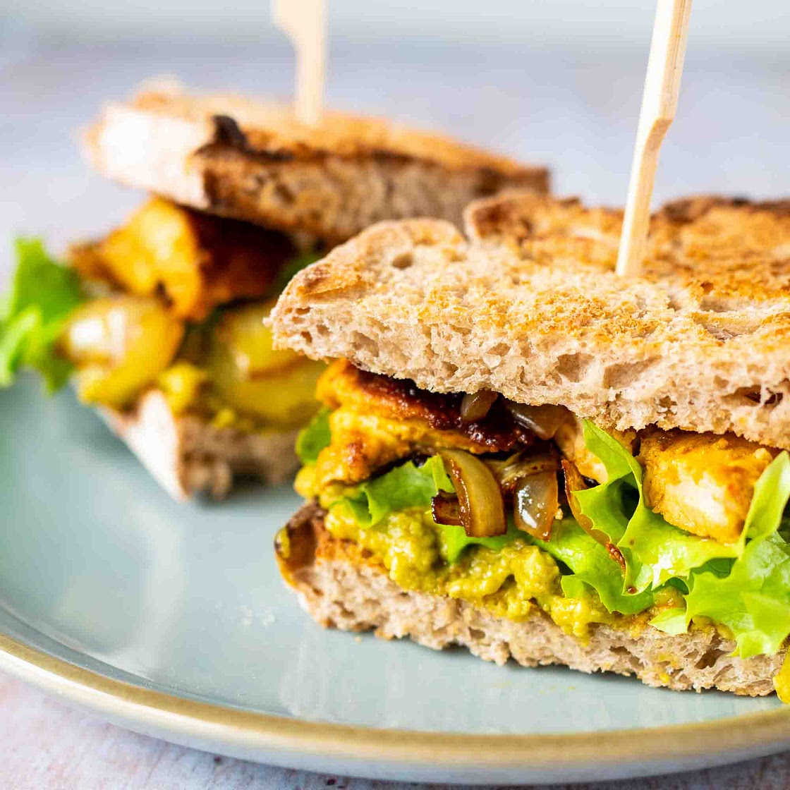 Club sandwich dinde marinée, avocat et oignons confits