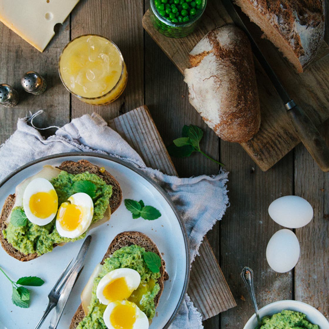 tartine déjeuner, oeuf, pois verts & menthe